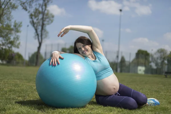 Έγκυος γυναίκα που κάνει άσκηση, fitness — Φωτογραφία Αρχείου