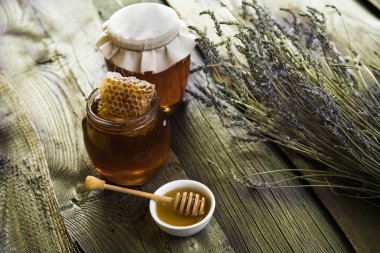 ahşap masa üzerinde taze bal