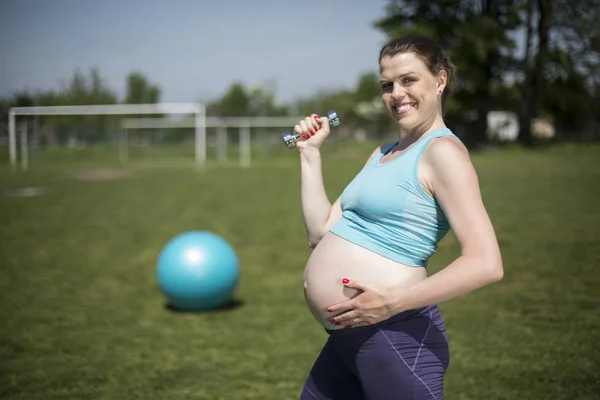 Donna incinta che fa esercizio di fitness — Foto Stock