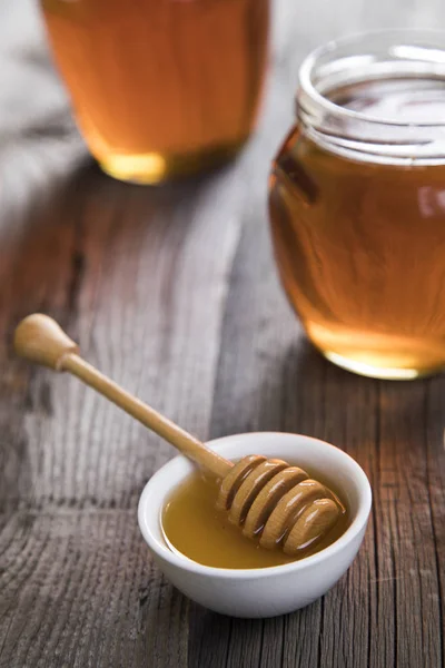 Свежий мед на деревянном столе — стоковое фото