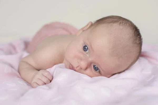 Bebê recém-nascido menina — Fotografia de Stock