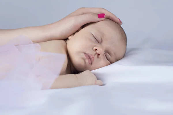 Recém-nascido bebê e mãe mãos Imagem De Stock