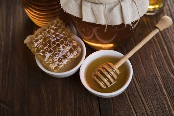 Свежий сладкий мед — стоковое фото