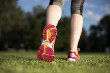 Koşan fitness kadını