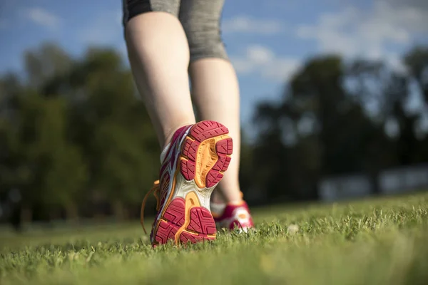 Fitness vrouw op de vlucht — Stockfoto