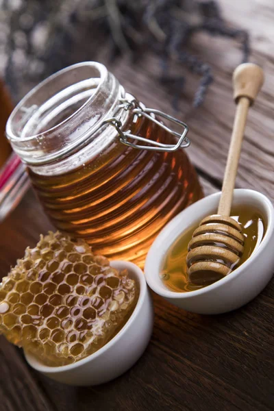 Jar of honey with honeycomb — Stock Photo, Image