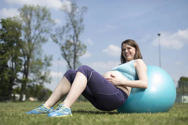 Mulher grávida fazendo exercício de fitness Fotos De Bancos De Imagens