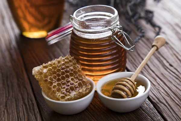 Jar of honey with honeycomb — Stock Photo, Image