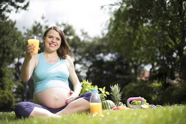 Pregnant woman doing fitness exercise — Stock Photo, Image