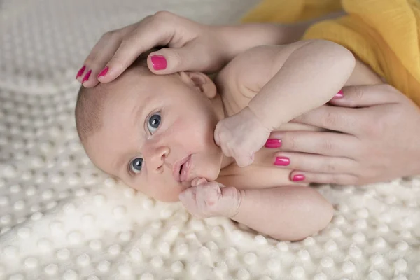 Recém-nascido bebê e mãe mãos — Fotografia de Stock
