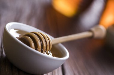 ahşap masa üzerinde taze bal