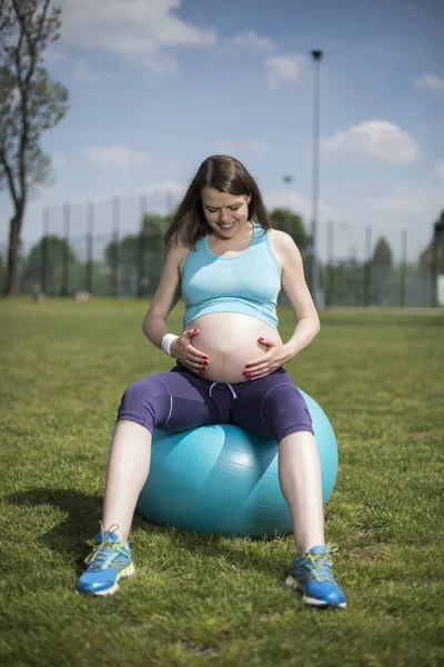 Έγκυος γυναίκα ασκήσεις — Φωτογραφία Αρχείου
