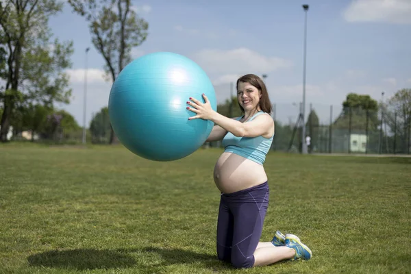 Bella donna incinta palestra fitness — Foto Stock