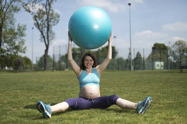Donna incinta che fa esercizio di fitness — Foto Stock