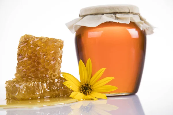 Pot met vloeibare honing — Stockfoto