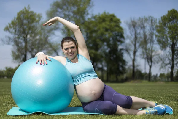 Palestra fitness, Donna incinta, concetto di stile di vita sano — Foto Stock