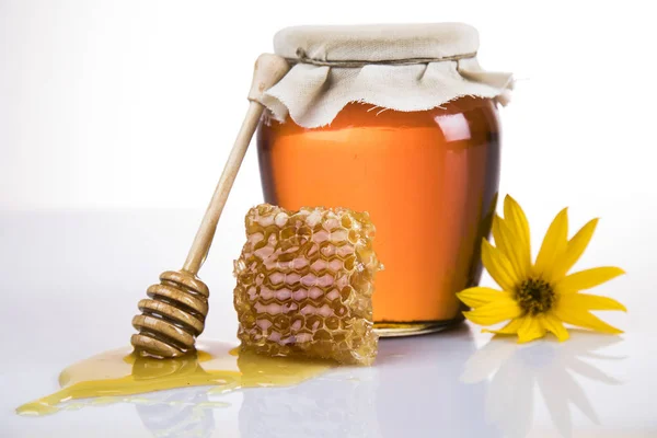 Pot met vloeibare honing — Stockfoto