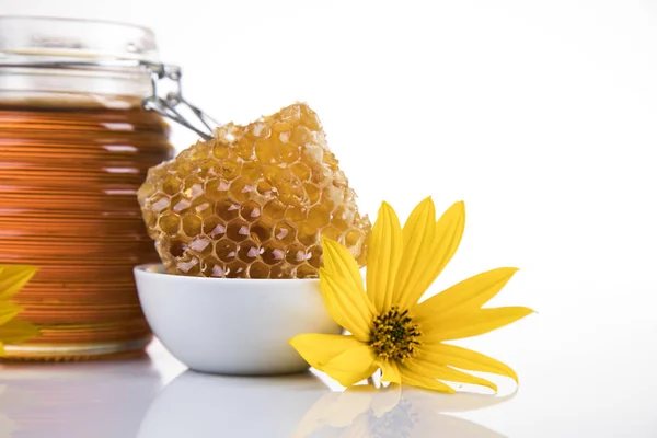 Zoete honing op witte achtergrond — Stockfoto