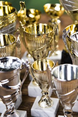 Ödül kazanan ve şampiyonluk konsepti, spor arka planında kupa.