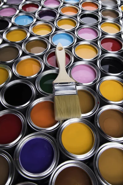 Puszki Farbą Pędzlami Jasną Paletą Kolorów — Zdjęcie stockowe