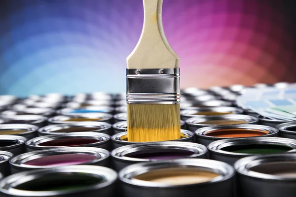 Latas Lata Com Tinta Pincéis Paleta Brilhante Cores — Fotografia de Stock