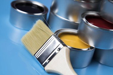Renkli boya ve fırçalı metal teneke kutular.