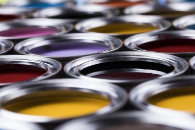 Renkli metal teneke kutulardan oluşan yaratıcılık kavramı grubu