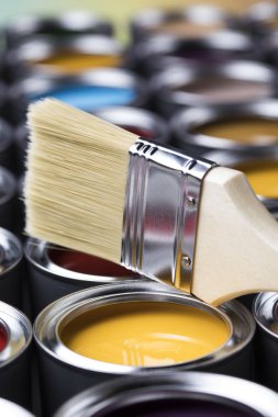 Renk boya ve boya fırçası ile teneke metal kutular