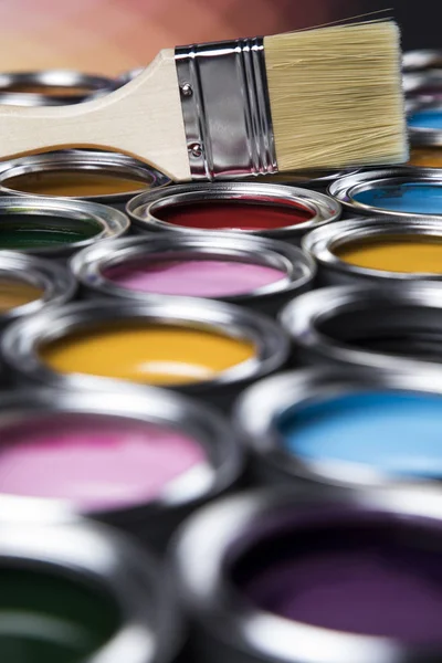 Puszki Farbą Pędzlami Jasną Paletą Kolorów — Zdjęcie stockowe