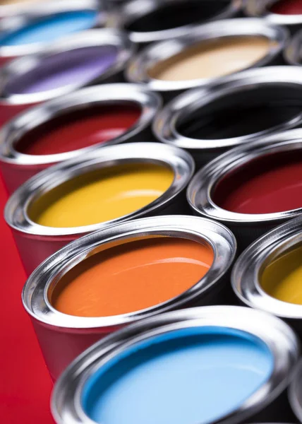 带彩色油漆的锡金属罐组 — 图库照片