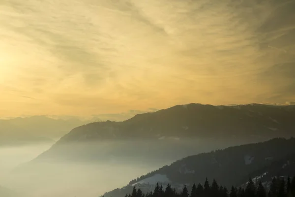 Montañas, paisaje invernal, fondo del atardecer —  Fotos de Stock