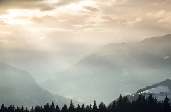 Vacker vinter natur landskap, fantastisk utsikt över bergen — Stockfoto