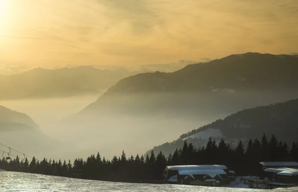 Sonnenuntergang über den Bergen, Winterlandschaft — Stockfoto