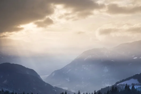 Зимний природный ландшафт, удивительный вид на горы — стоковое фото