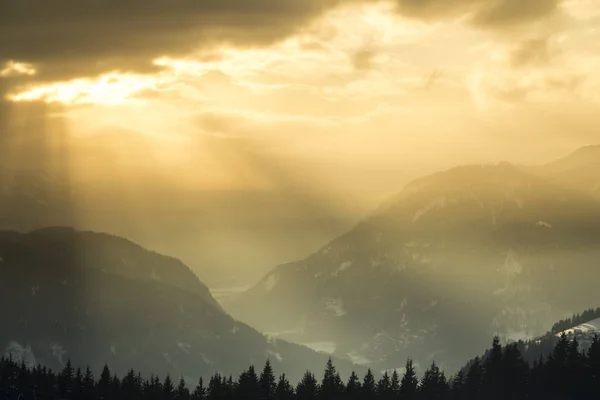 Hory, zimní krajina, Západ slunce pozadí — Stock fotografie