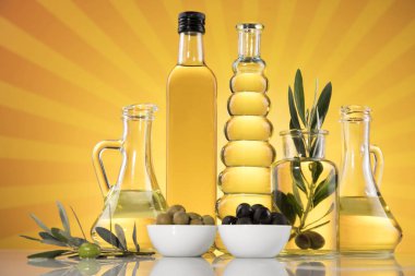 Zeytin yağı şişeleri, zeytin dalı ve pişirme yağları. 