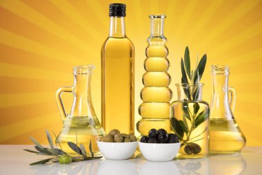 İçinde organik zeytinyağı ve zeytin dalı olan şişeler.