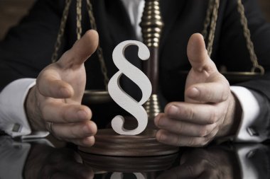 Çarpıcı çekiç, muhakeme konsepti, kitap arkaplanı ve paragraf