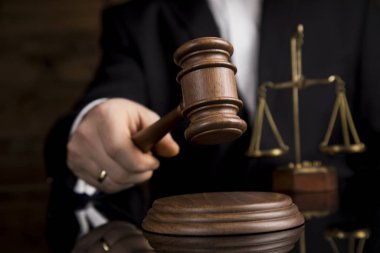 Hukuk teması, hakimin tokmağı, adalet terazisi.