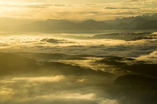 Solnedgång över bergen, vinterlandskap — Stockfoto