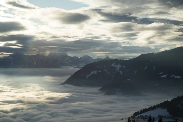 Vacker vinter natur landskap, fantastisk utsikt över bergen — Stockfoto