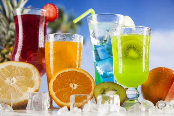 Variété de boissons froides, fond d'été — Photo