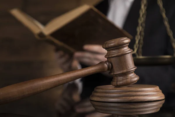 Концепция правосудия и права, Мужской судья в зале суда, ударяющий — стоковое фото