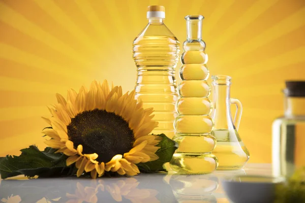 Bouteilles d'huile de tournesol avec fleur — Photo