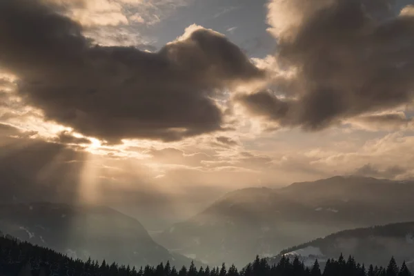 Sonnenuntergang über den Bergen, Winterlandschaft — Stockfoto