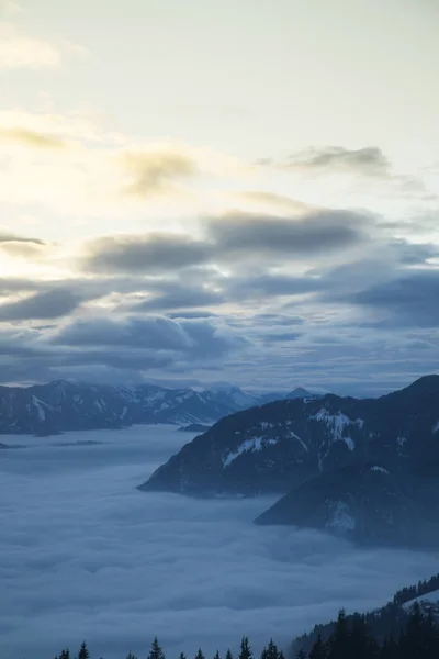 Schöne Winter-Naturlandschaft, atemberaubender Blick auf die Berge — Stockfoto