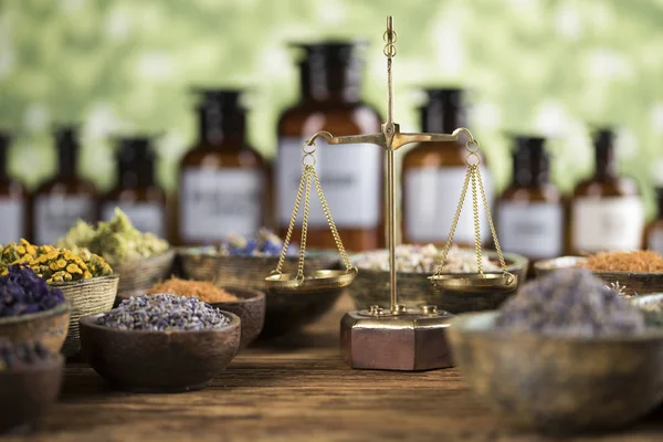 Remédio natural, Medicina herbal e mesa de madeira fundo — Fotografia de Stock