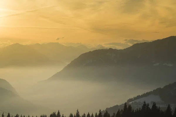 Hory, zimní krajina, Západ slunce pozadí — Stock fotografie