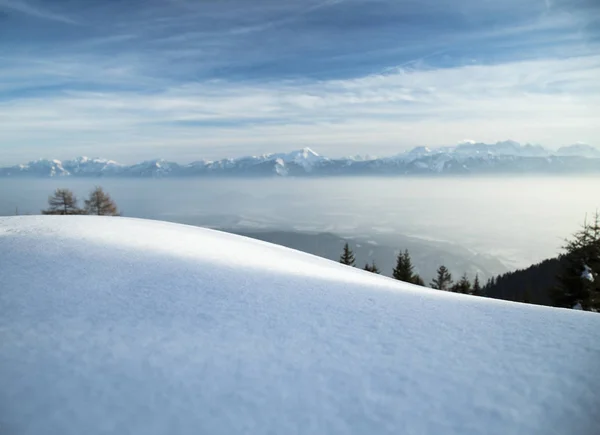 Scena Wintr, splendida vista sulle montagne, spazio per il tuo testo — Foto Stock