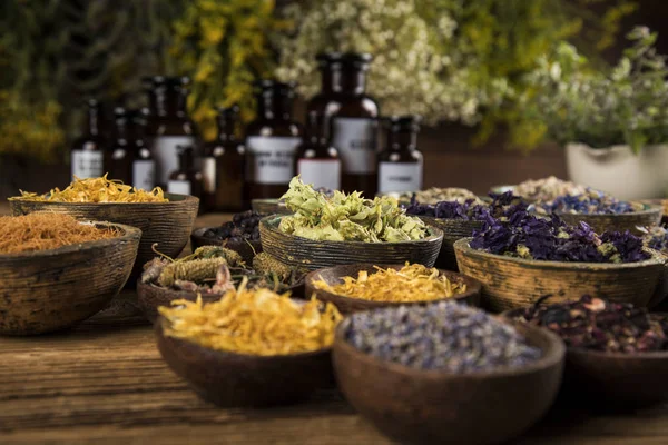 Rimedio naturale, Erboristeria e fondo tavola in legno — Foto Stock